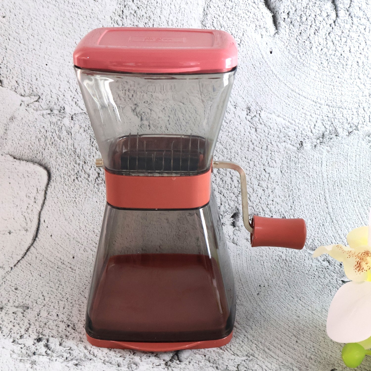 Supermom Manual Cutter with Blades and Locking Lid (1 Pc) Supermom Manual Cutter with Blades and Locking Lid (1 Pc)